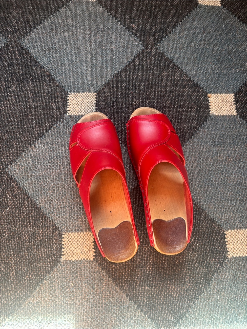 Red Leather Open-Toe Women's Clogs - Picture 4 of 6
